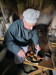 Ačkoliv jsme se věnovali vývoji gastronomie v průběhu celého středověku, nejvíc receptů bylo z období jeho závěru a podle toho jsme také zvolili náš oděv.